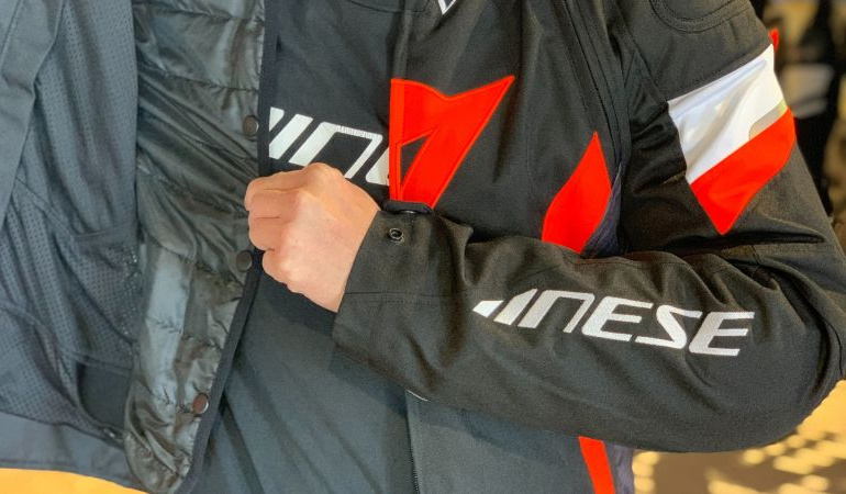 ダイネーゼのテキスタイルジャケット『AVRO 5 TEX JACKET』の機能性を